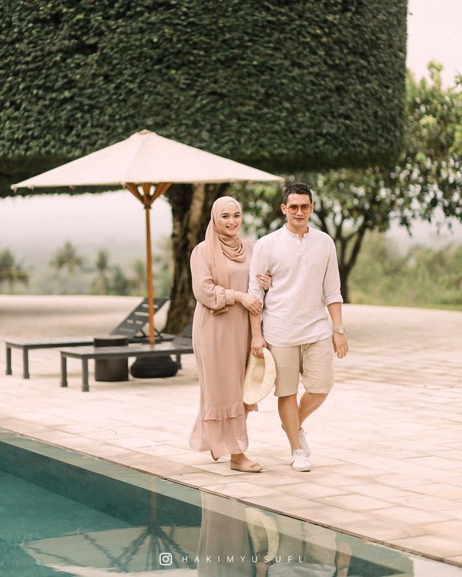  Adalah fotografer Yusuf Luqman Hakim yang mengabadikan momen fotokehamilan Citra Kirana dan Rezky Aditya. Hakim menggunakan konsep casual untuk foto kehamilan Ciki dan Rezky. Konsep fotonya casual. Sebenernya nggak ada kesulitan, lokasinya juga bagus banget, tapi karena ibu hamil gampang lelah dan ada beberapa lokasi yang nggak sepet diambil, ungkapnya saat dihubungi Wolipop,Senin (29/6/2020). Foto: instagram @hakimyusufl.