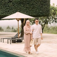  Adalah fotografer Yusuf Luqman Hakim yang mengabadikan momen fotokehamilan Citra Kirana dan Rezky Aditya. Hakim menggunakan konsep casual untuk foto kehamilan Ciki dan Rezky. Konsep fotonya casual. Sebenernya nggak ada kesulitan, lokasinya juga bagus banget, tapi karena ibu hamil gampang lelah dan ada beberapa lokasi yang nggak sepet diambil, ungkapnya saat dihubungi Wolipop,Senin (29/6/2020). Foto: instagram @hakimyusufl.