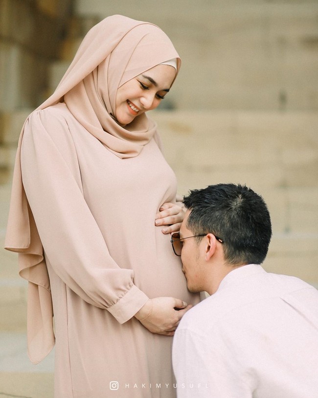 Rezky tampak berpose mesra saam mencium perut Citra KIrana yang usia kandungannya sudah 28 minggu. Foto: instagram @hakimyusufl.