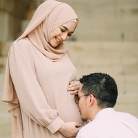 Rezky tampak berpose mesra saam mencium perut Citra KIrana yang usia kandungannya sudah 28 minggu. Foto: instagram @hakimyusufl.