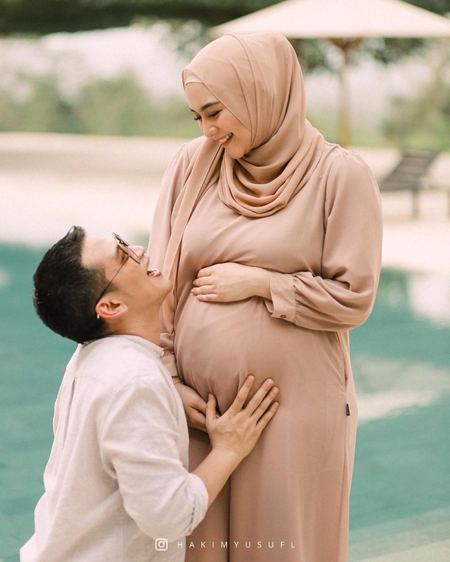 Citra Kirana yang mempunyai nama lengkapnya Citra Kirana Siregar ini melakukan maternity photo atau foto hamil di sela-sela liburannya bersama sang suami Rezky Aditya. Foto: instagram @hakimyusufl.