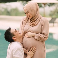 Citra Kirana yang mempunyai nama lengkapnya Citra Kirana Siregar ini melakukan maternity photo atau foto hamil di sela-sela liburannya bersama sang suami Rezky Aditya. Foto: instagram @hakimyusufl.
