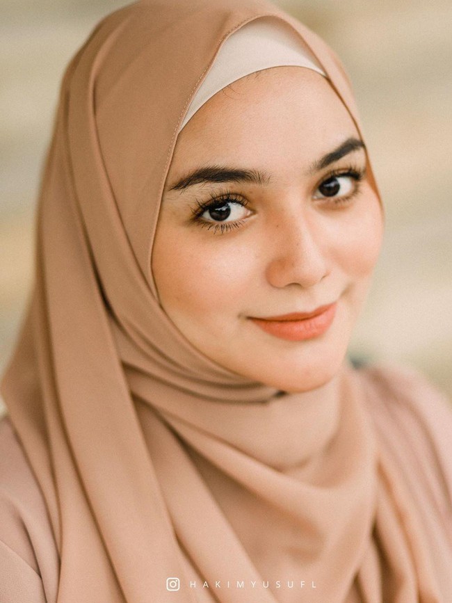 Citra Kirana jadi pendatang baru dalam nominasi wanita tercantik di dunia 2020. Wajah cantik wanita berhijab ini memang membuat adem dan dia pun piawai berakting. Foto: instagram @hakimyusufl