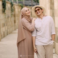 Memakai busana serba pastel mocca, Ciki juga mengaplikasikan makeup peach brown natural flawless yang membuat wajahnya semakin memesona. Menyesuaikan penampilan sang istri, Rezky Aditya mengenakan busana serba putih. Dia bergaya casual memakai topi fedora, kemeja dan celana chino pendek. Foto: instagram @hakimyusufl.