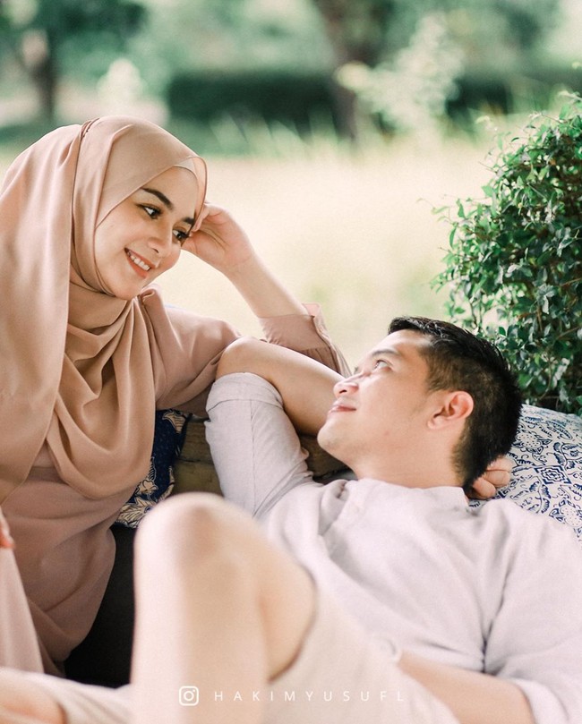 Kalau lokasi kak Ciki yang milih. Karena belum pernah ke sana, katanya memang pengen banget ke sana buat menikmati kehamilannya, ucap Hakim. Hakim pun mengarahkan Citra Kirana dan Rezky Aditya untuk berpose di tempat-tempat yang menarik di Amanjiwo Resort. Foto: instagram @hakimyusufl.