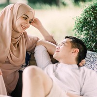 Kalau lokasi kak Ciki yang milih. Karena belum pernah ke sana, katanya memang pengen banget ke sana buat menikmati kehamilannya, ucap Hakim. Hakim pun mengarahkan Citra Kirana dan Rezky Aditya untuk berpose di tempat-tempat yang menarik di Amanjiwo Resort. Foto: instagram @hakimyusufl.