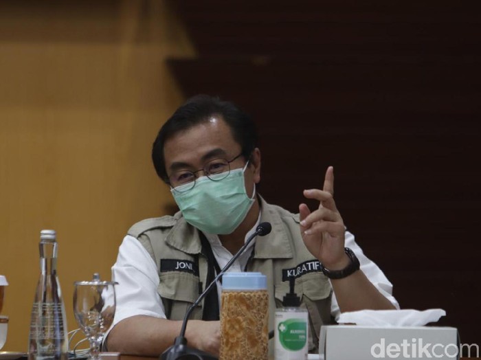 Beredar kabar bahwa pasien yang masuk ke RSU dr Soetomo selalu di-COVID-19kan atau diberi status pasien Corona. Direktur Utama RSU dr Soetomo, dr Joni Wahyuhadi membantah kabar tersebut.