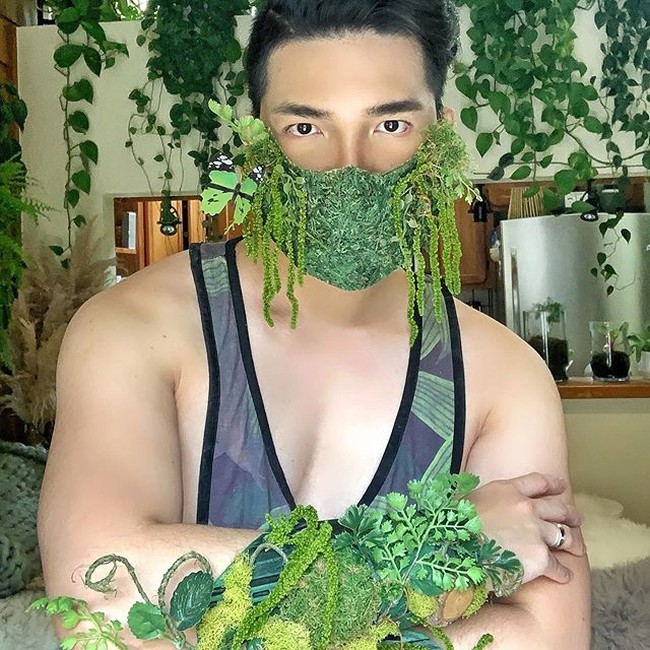 Selama liburan saya menghabiskan sekitar 2-3 jam untuk memindahkan tanaman ke pot lain, membuat tiang lumut, mengambil gambar, serta merekam video untuk akun media sosial saya, kata Cyril. Foto: Instagram @cyrilcybernated