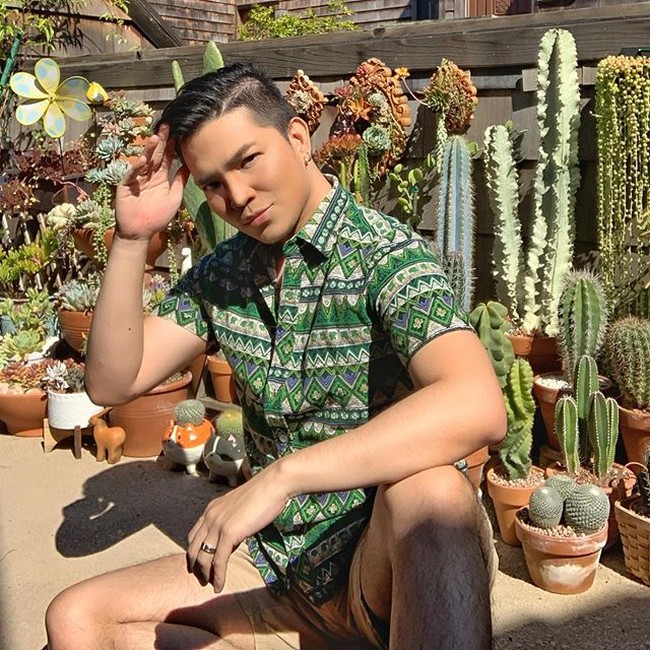 Semuanya sudah dijadwalkan termasuk sinar penumbuh tumbuhan saya dan pelembap dan segala sesuatu di dalam rumah akan dipantau oleh kamera yang saya kendalikan menggunakan telepon saya, jelas Cyril. Foto: Instagram @cyrilcybernated