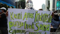 Mereka menolak penerapan juknis PPDB DKI Jakarta yang berdasarkan usia. 