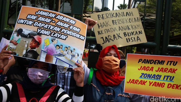 Para orang tua dan wali murid berunjukrasa di depan Kemendikbud, Jakarta, Senin (29/06/020). Mereka menolak penerapan juknis PPDB DKI Jakarta yang berdasarkan usia.