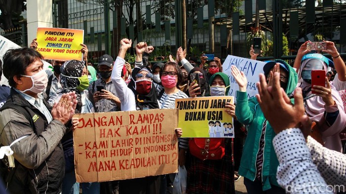 Para orang tua dan wali murid berunjukrasa di depan Kemendikbud, Jakarta, Senin (29/06/020). Mereka menolak penerapan juknis PPDB DKI Jakarta yang berdasarkan usia.