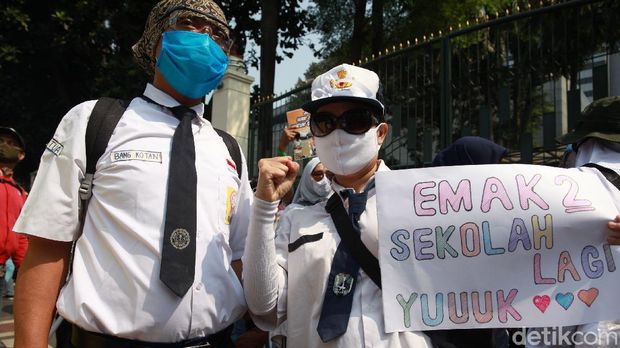 Para orang tua dan wali murid berunjukrasa di depan Kemendikbud, Jakarta, Senin (29/06/020). Mereka menolak penerapan juknis PPDB DKI Jakarta yang berdasarkan usia.