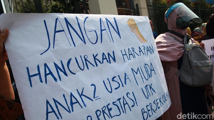 Para orang tua dan wali murid berunjukrasa di depan Kemendikbud, Jakarta, Senin (29/06/020). Mereka menolak penerapan juknis PPDB DKI Jakarta yang berdasarkan usia.