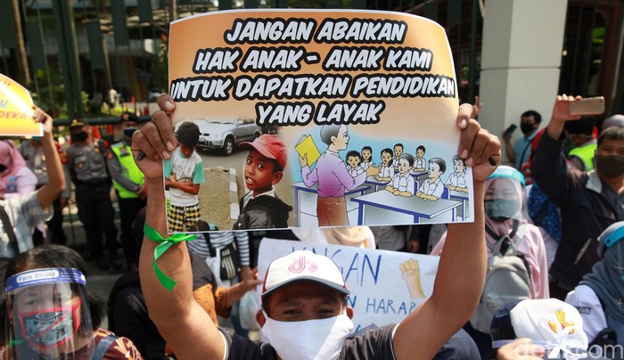 Para orang tua dan wali murid berunjukrasa di depan Kemendikbud, Jakarta, Senin (29/06/020). Mereka menolak penerapan juknis PPDB DKI Jakarta yang berdasarkan usia.