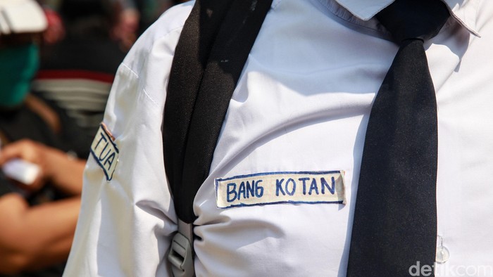 Para orang tua dan wali murid berunjukrasa di depan Kemendikbud, Jakarta, Senin (29/06/020). Mereka menolak penerapan juknis PPDB DKI Jakarta yang berdasarkan usia.