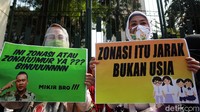 Sejumlah orang tua murid mulai mendatangi Kemendikbud pada pukul 09.45 WIB. 