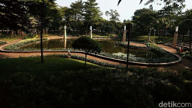 Taman Kota Ayodya atau sering dikenal dengan Taman Barito di Jakarta Selatan, masih ditutup akibat Pandemi COVID-19. Kini taman tersebut terlihat lebih asri.