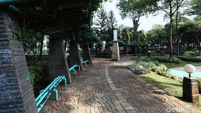 Taman Kota Ayodya atau sering dikenal dengan Taman Barito di Jakarta Selatan, masih ditutup akibat Pandemi COVID-19. Kini taman tersebut terlihat lebih asri.