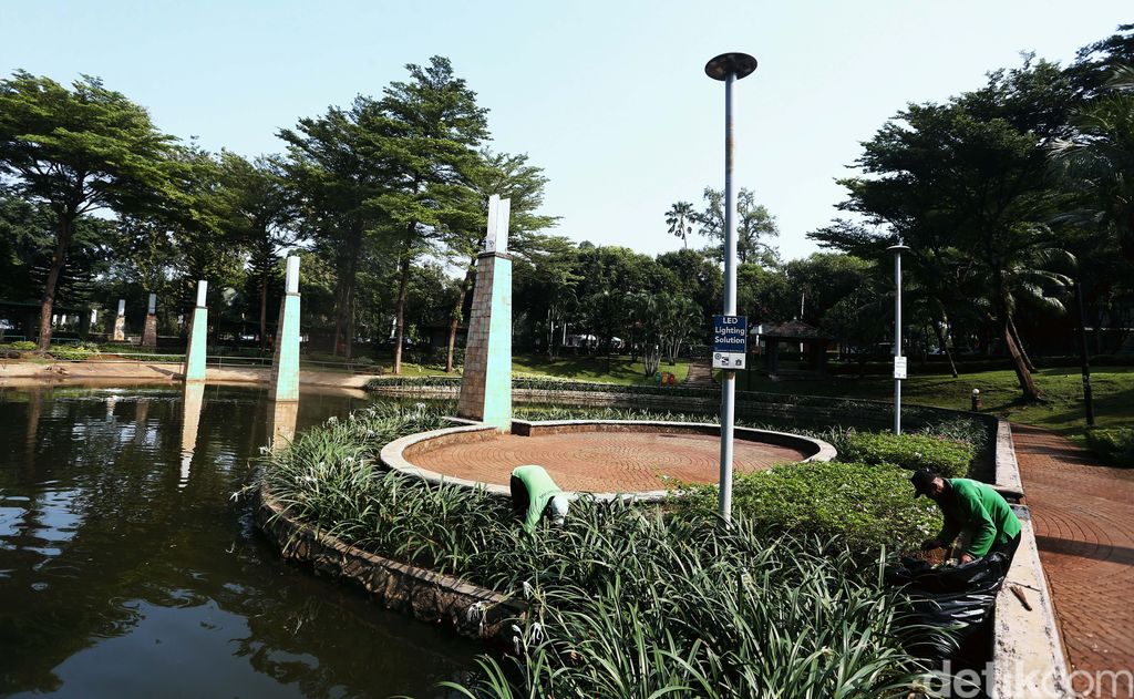Taman Kota Ayodya atau sering dikenal dengan Taman Barito di Jakarta Selatan, masih ditutup akibat Pandemi COVID-19. Kini taman tersebut terlihat lebih asri.