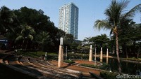Berbagai fasilitas juga dihadirkan untuk memanjakan warga ibu kota yang ingin berkunjung ke tempat ini diantaranya toilet dan tempat duduk.