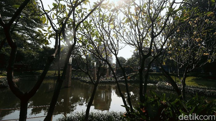 Taman Kota Ayodya atau sering dikenal dengan Taman Barito di Jakarta Selatan, masih ditutup akibat Pandemi COVID-19. Kini taman tersebut terlihat lebih asri.