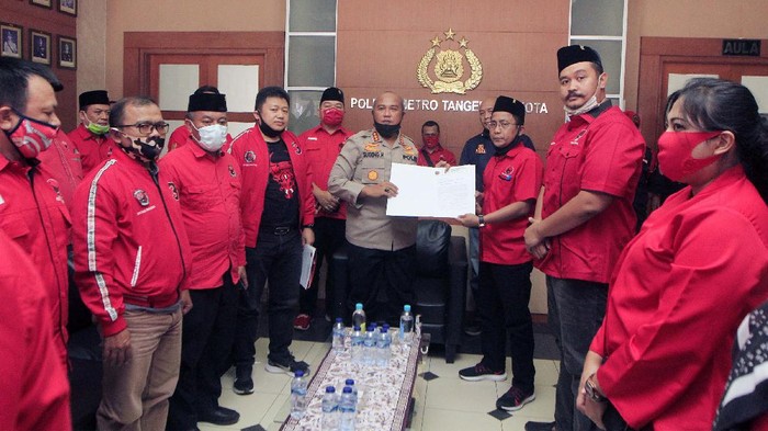 DPC PDIP Tangerang Raya Soroti Kasus Pembakaran Bendera DPC PDI Perjuangan se-Tangerang Raya memberikan keterangan pers. Mereka mendukung kepolisian mengungkap kasus pembakaran bendera PDIP.