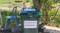 Padahal, pihak pengelola TPU Babat Jerawat sudah menyediakan tempat sampah khusus untuk limbah medis. Atau limbah bebas pemulasaraan jenazah dengan protokol COVID-19.