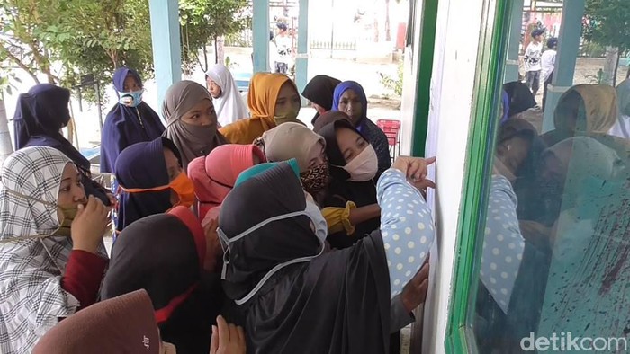 Emak-emak di Sulbar berdesak-desakan pantau kelulusan anak (Abdy-detikcom).