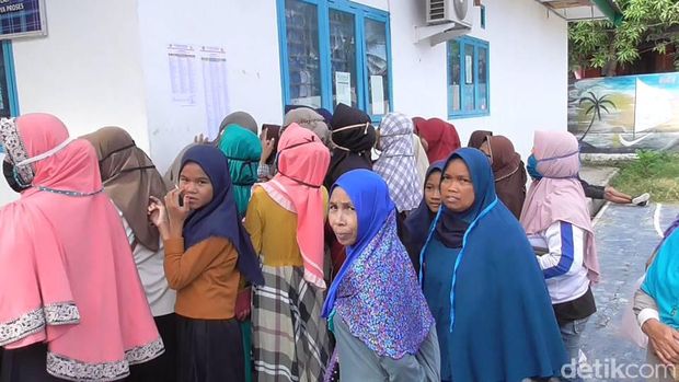Emak-emak di Sulbar berdesak-desakan pantau kelulusan anak (Abdy-detikcom).