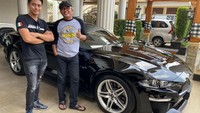 Orang yang nekat menawar lebih tinggi dari Raffi dan Chand adalah CEO Hardy Classic, Hardianto, yang merupakan pemilik workshop interior mobil di mana Mustang GT Sule dipoles sebelum dijual. Hardy berani meminang Ford Mustang GT milik Sule senilai Rp 4,25 miliar. Foto: Hardy Classic