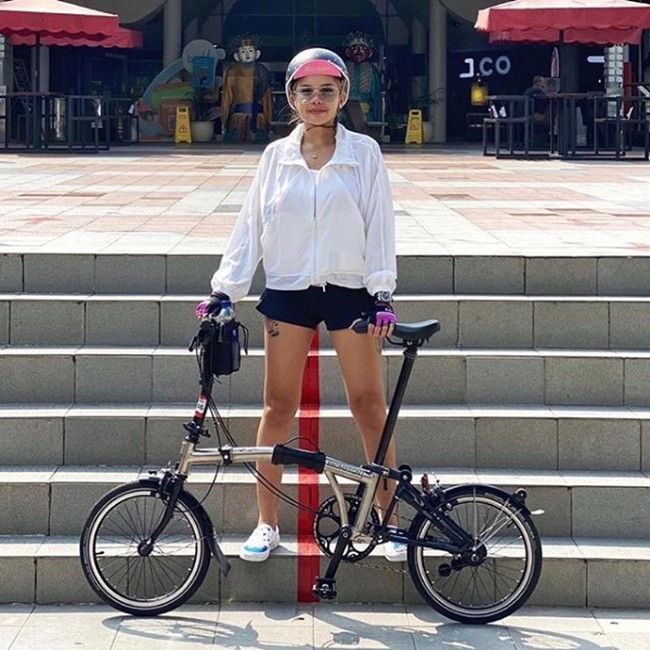 Tetap sehat di masa pandemi virus Corona, Nikita Mirzani pun rutin bersepeda, mencapai jarak hingga puluhan kilometer dengan sepeda Brompton seharga Rp 64 juta. Celana pendek dan jaket serta helm jadi outfit wajib artis yang kerap disapa Nyai ini saat gowes sepeda. Foto: Instagram
