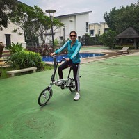 Donna Agnesia dikenal sebagai salah satu selebriti yang gemar olahraga, termasuk bersepeda. Di tengah pandemi, bersepeda memang bisa jadi alternatif aktivitas fisik yang menyehatkan tubuh, tanpa harus kontak langsung dengan banyak orang. Donna menggunakan sepeda keluaran United Bike. Foto: Instagram