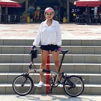 Tetap sehat di masa pandemi virus Corona, Nikita Mirzani pun rutin bersepeda, mencapai jarak hingga puluhan kilometer dengan sepeda Brompton seharga Rp 64 juta. Celana pendek dan jaket serta helm jadi outfit wajib artis yang kerap disapa Nyai ini saat gowes sepeda. Foto: Instagram