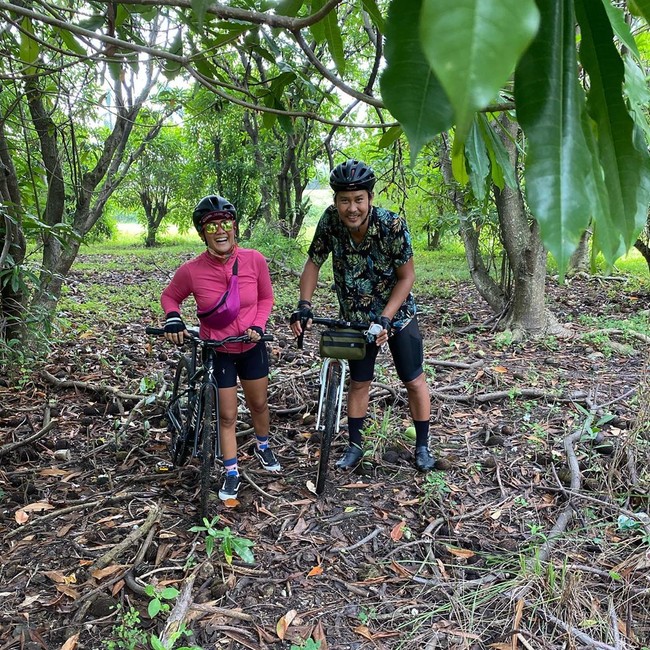 Bersama sang suami, Ernest, Nirina Zubir bersepeda di jalanan Jakarta hingga ke rerumputan dan hutan kota. Ia memilih busana olahraga simpel dengan short pants dan jaket pink. Lengkap dengan kacamata hitam dan fanny pack. Foto: Instagram