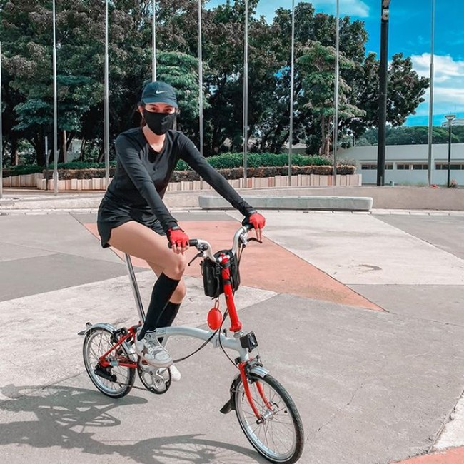 Kirana Larasati berpakaian serba hitam plus memakai masker saat mengendari sepeda Brompton miliknya. Harga sepeda Brompton dibanderol mulai dari Rp 38 jutaan hingga ratusan juta rupiah. Foto: Instagram