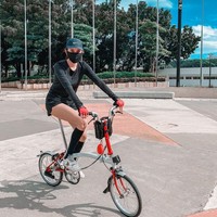 Kirana Larasati berpakaian serba hitam plus memakai masker saat mengendari sepeda Brompton miliknya. Harga sepeda Brompton dibanderol mulai dari Rp 38 jutaan hingga ratusan juta rupiah. Foto: Instagram
