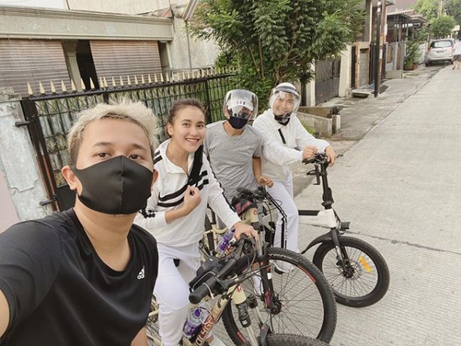 Ayu Ting Ting pun tak ketinggalan ikut tren gowes sepeda. Ia kerap ikut konvoi bersama teman-temannya bersepeda di kawasan Depok, Jawa Barat. Foto: Instagram