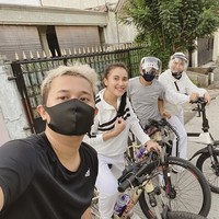 Ayu Ting Ting pun tak ketinggalan ikut tren gowes sepeda. Ia kerap ikut konvoi bersama teman-temannya bersepeda di kawasan Depok, Jawa Barat. Foto: Instagram