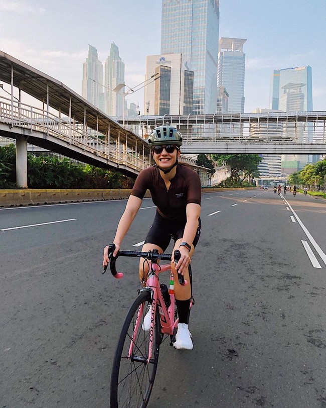 Pevita Pearce tetap tampil girlie tapi sporty dengan sepeda berwarna pink merek Colnago yang harganya sekitar Rp 28 juta - Rp 40 juta. Ia tampak bersepeda di kawasan Sudirman-Thamrin. Tak lupa pakaian olahraga lengkap untuk memastikan keamanan plus kacamata hitam demi melindungi mata dari teriknya sinar matahari. Foto: Instagram