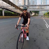 Pevita Pearce tetap tampil girlie tapi sporty dengan sepeda berwarna pink merek Colnago yang harganya sekitar Rp 28 juta - Rp 40 juta. Ia tampak bersepeda di kawasan Sudirman-Thamrin. Tak lupa pakaian olahraga lengkap untuk memastikan keamanan plus kacamata hitam demi melindungi mata dari teriknya sinar matahari. Foto: Instagram