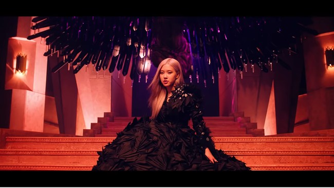 Tak kalah mahal dari baju Jennie, Rose juga mengenakan gaun mewah dari brand Bridal Kong. Harga item itu dilaporkan mencapai Rp 412 jutaan.Foto: Youtube