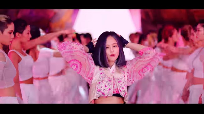 Salah busana menarik dari video How You Like That yang jadi perbincangan adalah hanbok modern berikut. Jennie memakai atasan hanbok dari brand Danha yang dipotong menjadi crop top. Foto: Youtube