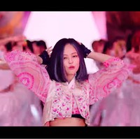 Salah busana menarik dari video How You Like That yang jadi perbincangan adalah hanbok modern berikut. Jennie memakai atasan hanbok dari brand Danha yang dipotong menjadi crop top. Foto: Youtube