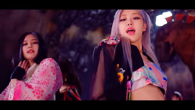 Tak hanya, personel lain seperti Rose juga memberi sentuhan tradisional pada video klip Blackpink dengan memakai Short Cheolrik dari Danha dan dipadukan crop top dari brand yang sama.Foto: Youtube