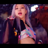 Tak hanya, personel lain seperti Rose juga memberi sentuhan tradisional pada video klip Blackpink dengan memakai Short Cheolrik dari Danha dan dipadukan crop top dari brand yang sama.Foto: Youtube