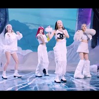 Untuk menunjukkan dance mereka yang enerjik, di bagian ini Blackpink mengenakan setelan serba putih. Jennie memakai  blus dengan tempelan logo Chanel yang simpel tapi mengesankan kemewahan. Rose mengenakan crop jacket dari Badblood. Lisa pun mengenakan vest dari merek yang sama. Sementara Rose menerapkan hoodie dari Dior yang mana ia adalah brand ambassador-nya.Foto: Youtube