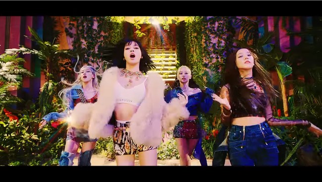 Penampilan para personel Blackpink di sini lebih eksentrik. Lihat saja gaya Lisa dengan crop dan celana pendek yang dibalut dengan jaket berbulu.Foto: Youtube