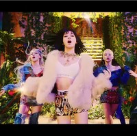 Penampilan para personel Blackpink di sini lebih eksentrik. Lihat saja gaya Lisa dengan crop dan celana pendek yang dibalut dengan jaket berbulu.Foto: Youtube