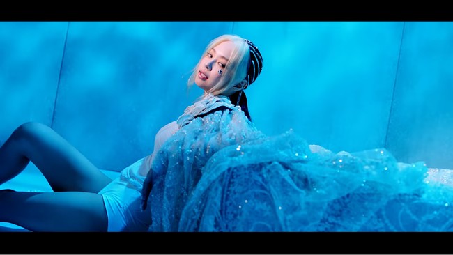 Jennie tampil beda pada comeback kali ini dengan gaya rambut yang di-highlight di bagian depan. Mantan kekasih Kai EXO ini pun tampil semakin mencuri atensi dengan baju custom dari Nouveau seharga lebih dari Rp 400 juta.Foto: Youtube